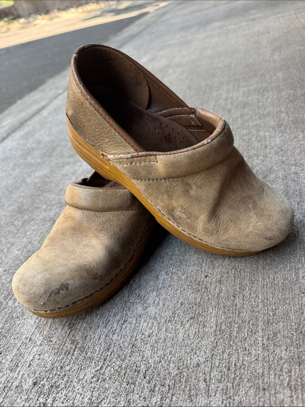Dansko Women's leather Clogs in Tan